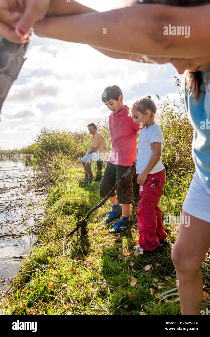 Kinder spielen am Gewässer, Darß, Mecklenburg-Vorpommern, Deutschland Stockfoto
