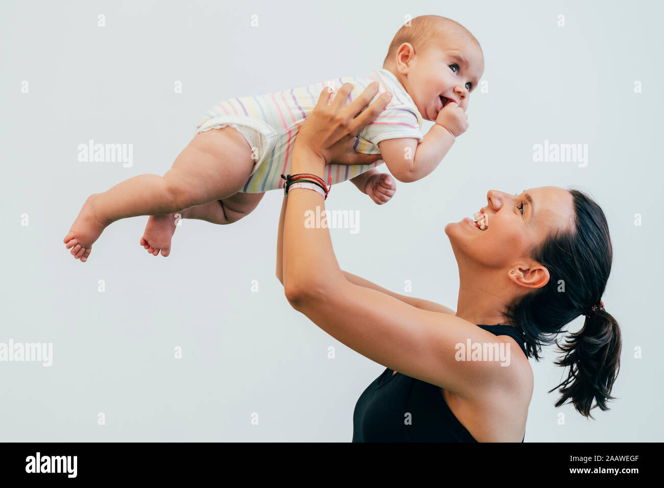 Junge Mutter und Baby während Mutter Kind turnen Stockfoto