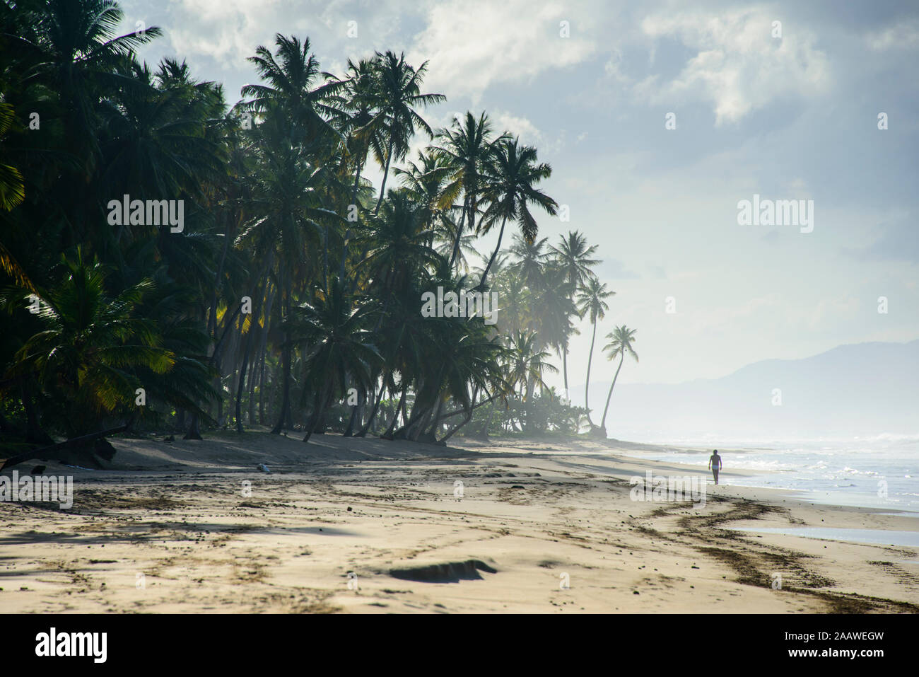 Touristische gehen an Coson Strand, Las Terrenas, Dominikanische Republik Stockfoto
