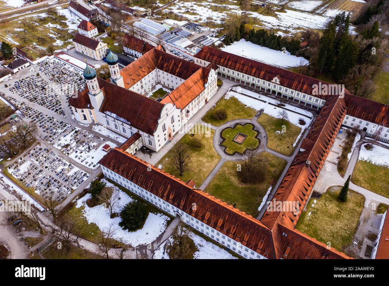 Luftaufnahme über Benediktiner Kloster Benediktbeuren im Winter, Bayern, Deutschland Stockfoto