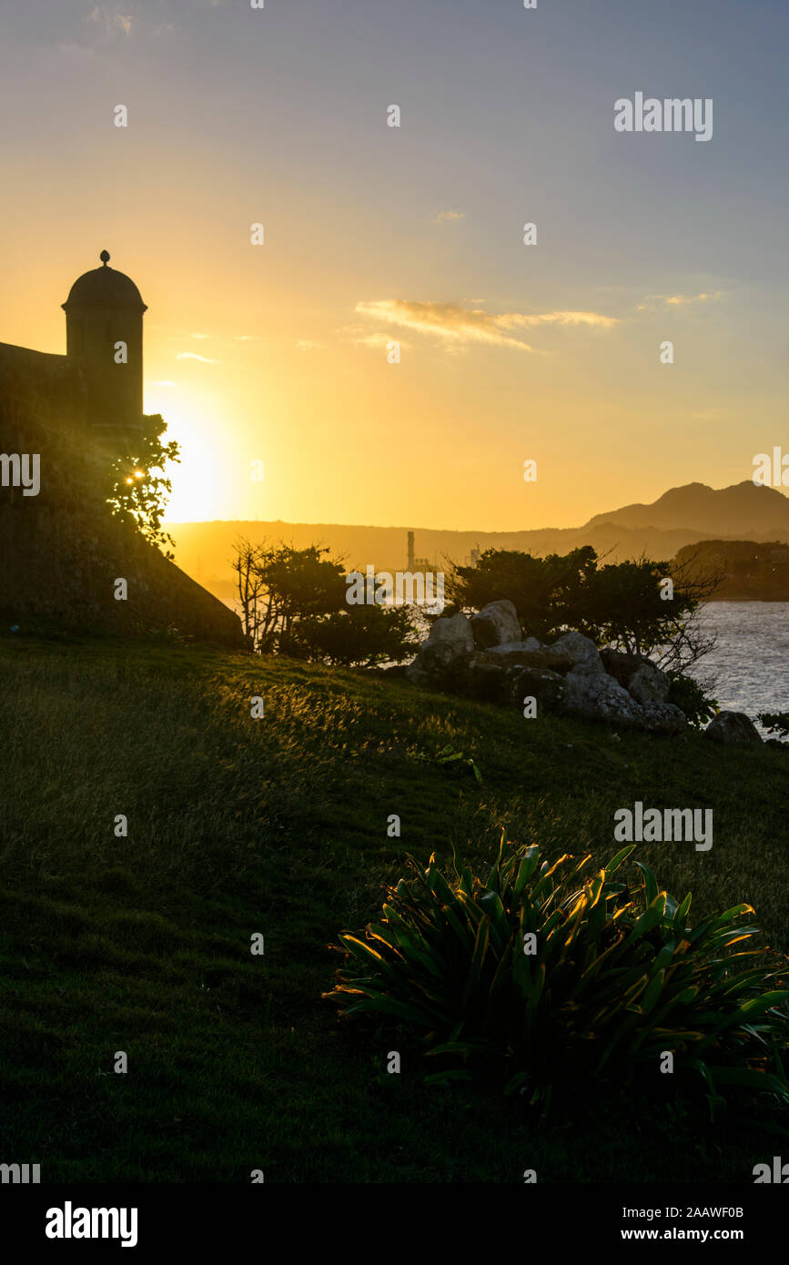 Silhouette wachtturm von Fortaleza San Felipe gegen Himmel bei Sonnenuntergang, Puerto Plata, Dominikanische Republik Stockfoto