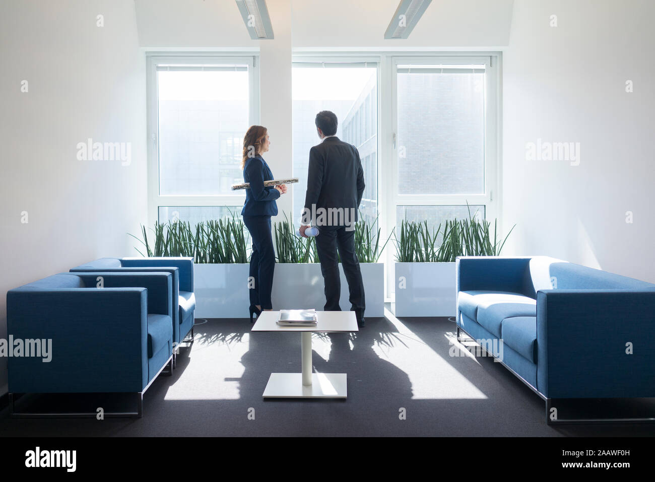 Business-frau und Geschäftsmann Blick aus Fenster im Büro lounge Stockfoto