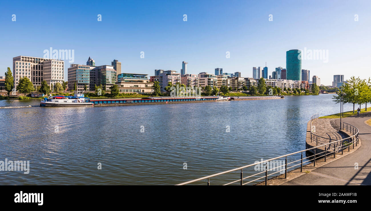 Barge in Fluss gegen klaren Himmel in Frankfurt, Deutschland Stockfoto