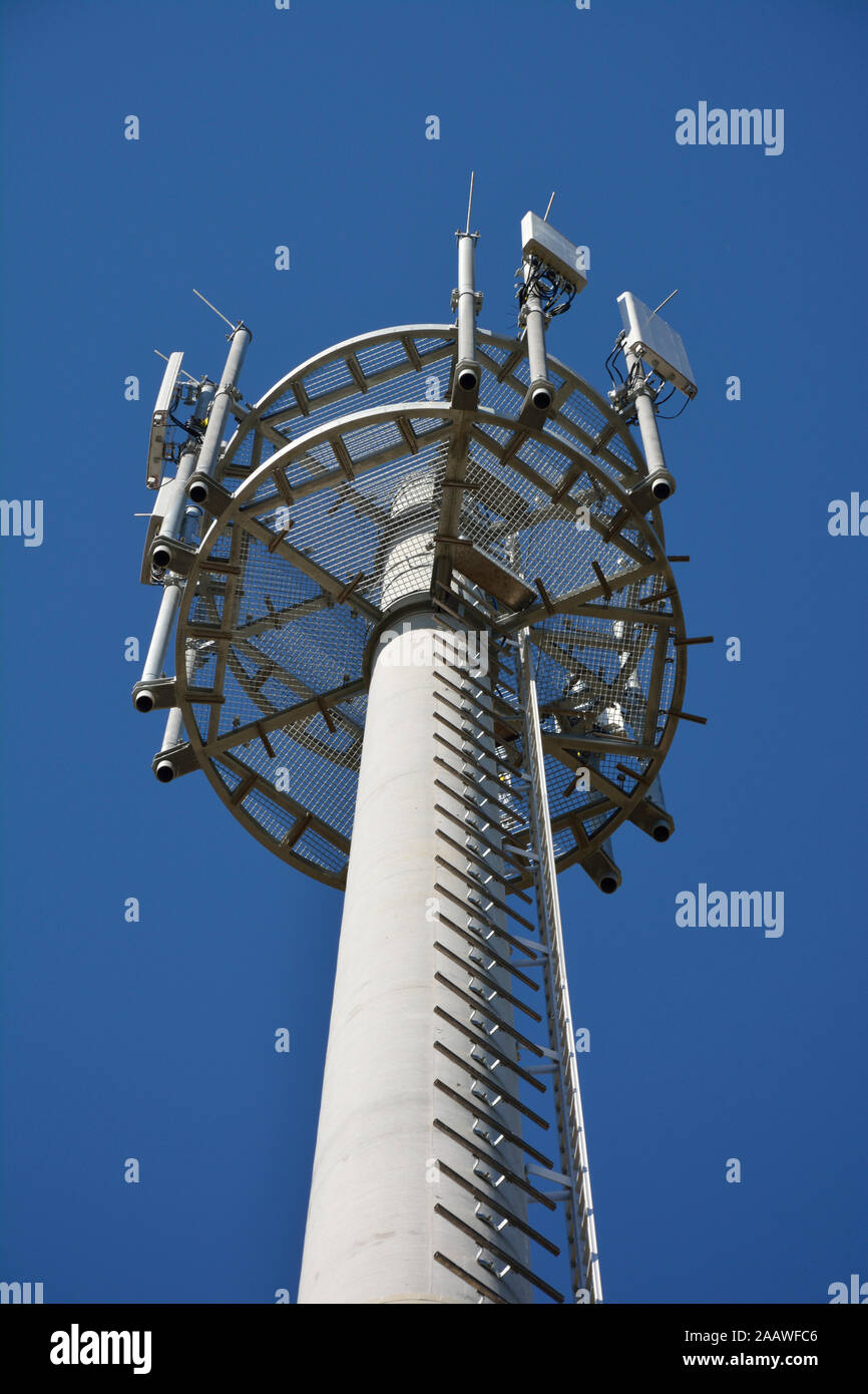 Low Angle Ansicht einer 5g Radio Mast vor der klare, blaue Himmel Stockfoto