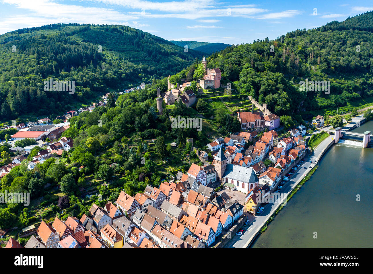 Luftaufnahme von Zwingenberg Burg auf dem Berg in der Stadt, Hessen, Deutschland Stockfoto