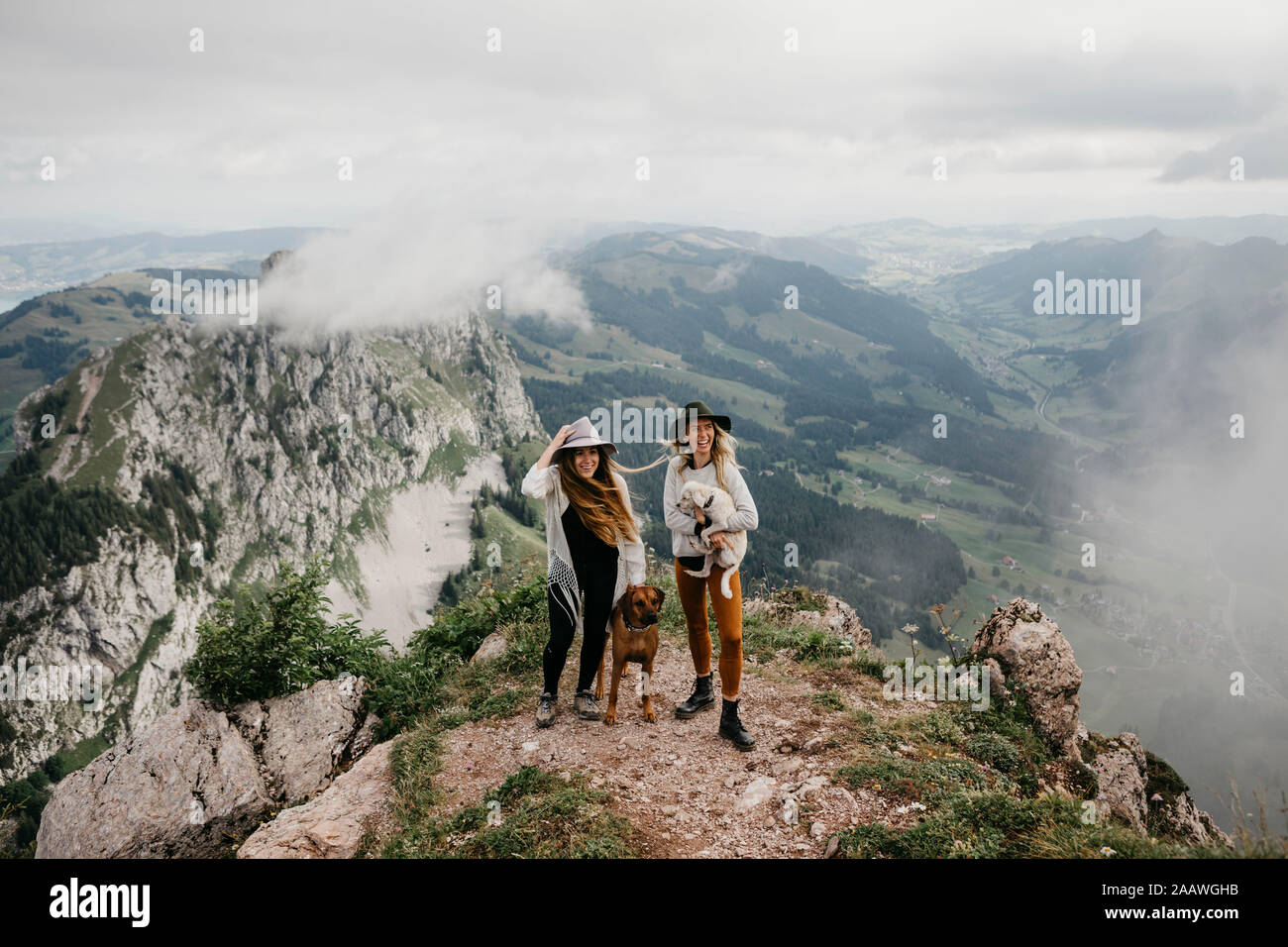 Zwei junge Frauen mit Hunden auf Sicht, Grosser Mythen, Schweiz Stockfoto