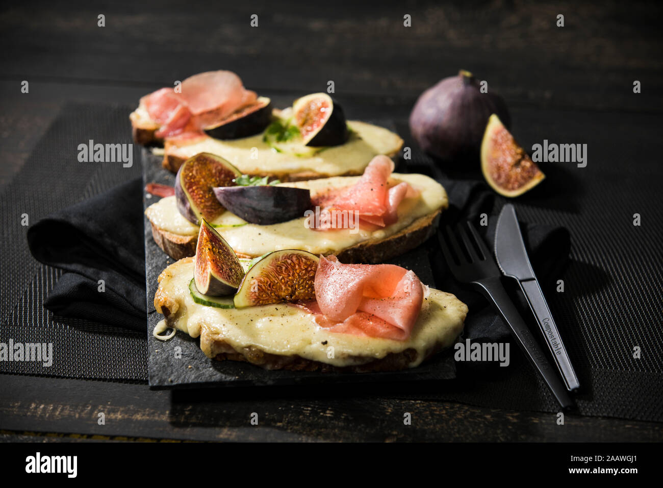 Hohe Betrachtungswinkel von gebackenen Käse Brot mit Bild und Schinken am Tisch serviert Stockfoto