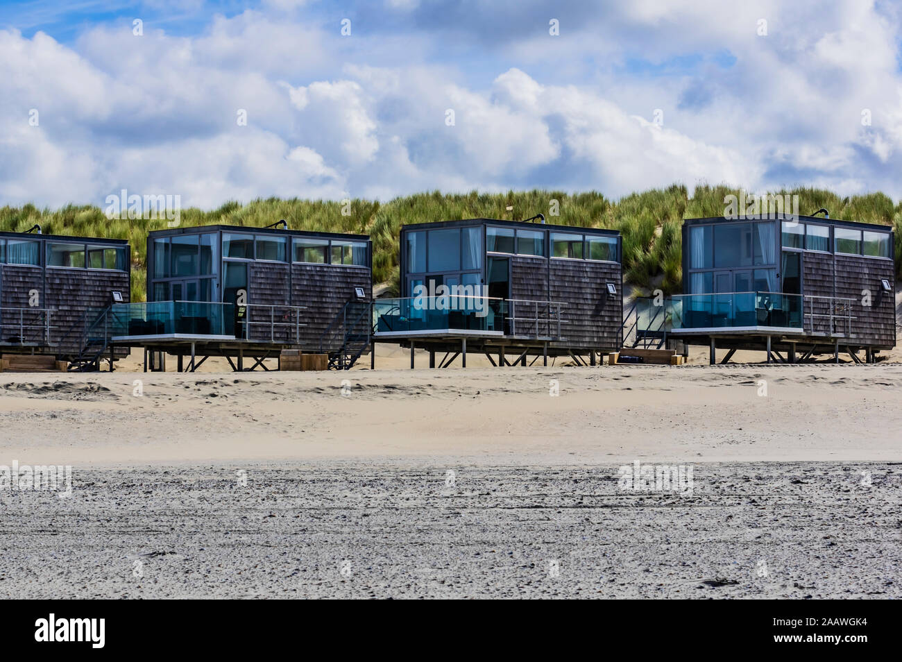 Niederlande, Zeeland, Domburg, Reihe von modernen Häusern am Sandstrand Stockfoto