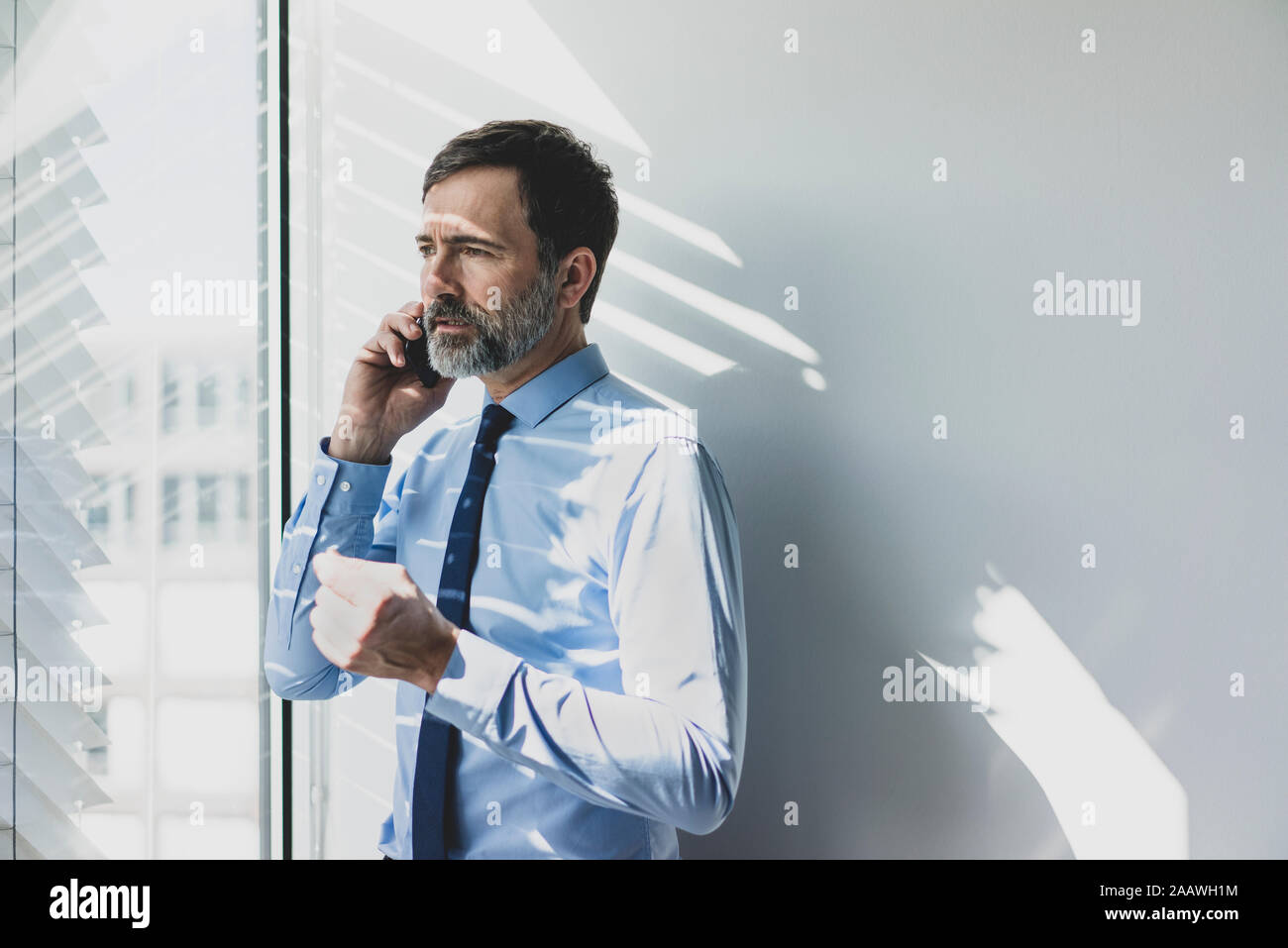 Schwere reifen Geschäftsmann am Telefon im Büro Stockfoto