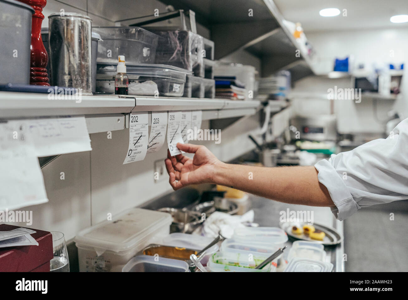 Gourmet Koch Holding eine Bestellung Stockfoto
