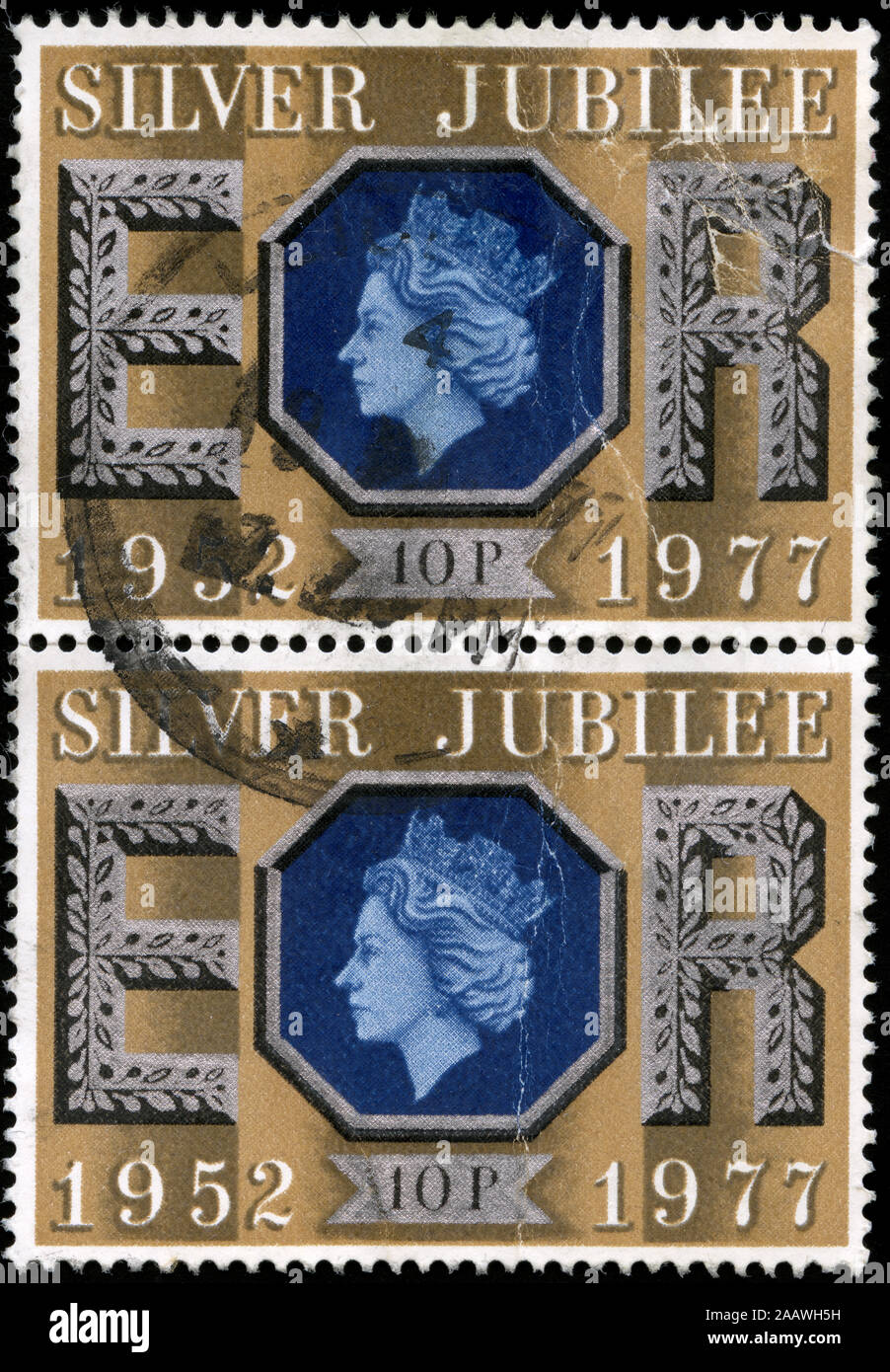 Postmarked Briefmarken aus dem Vereinigten Königreich von Großbritannien und Nordirland in das Silberne Jubiläum der Königin Elizabeth II-Serie Stockfoto