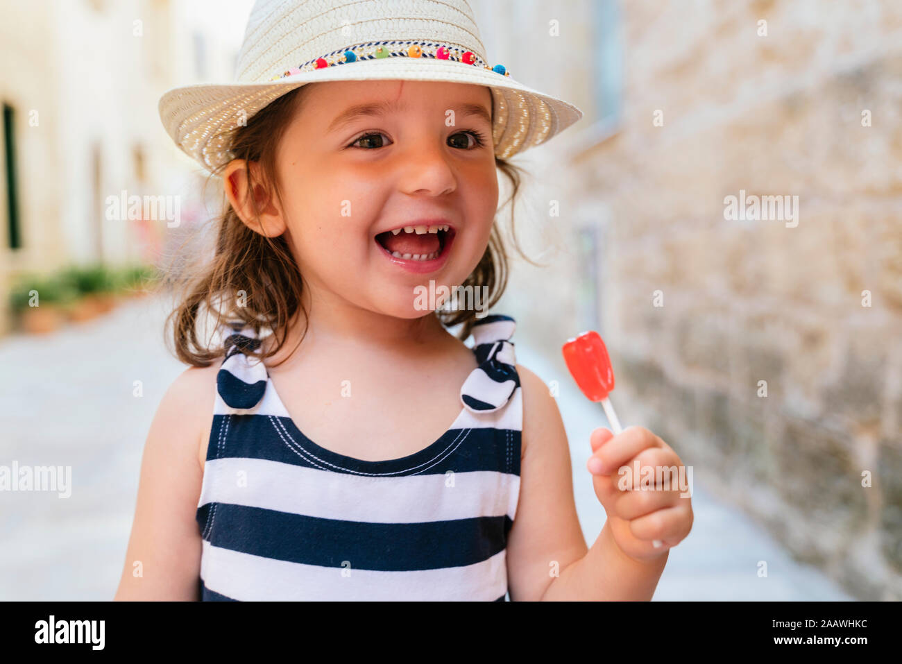 Portrait von glücklichen kleinen Mädchen mit roten Lutscher im Sommer Stockfoto