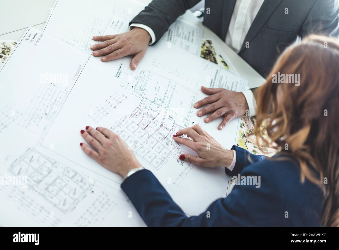 Nahaufnahme der Unternehmerin und Unternehmer arbeiten am Plan auf dem Schreibtisch im Büro Stockfoto