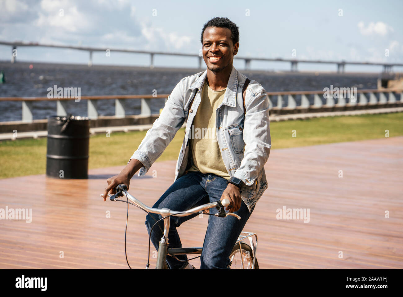 Junger Mann reiten Fahrrad am Meer Stockfoto