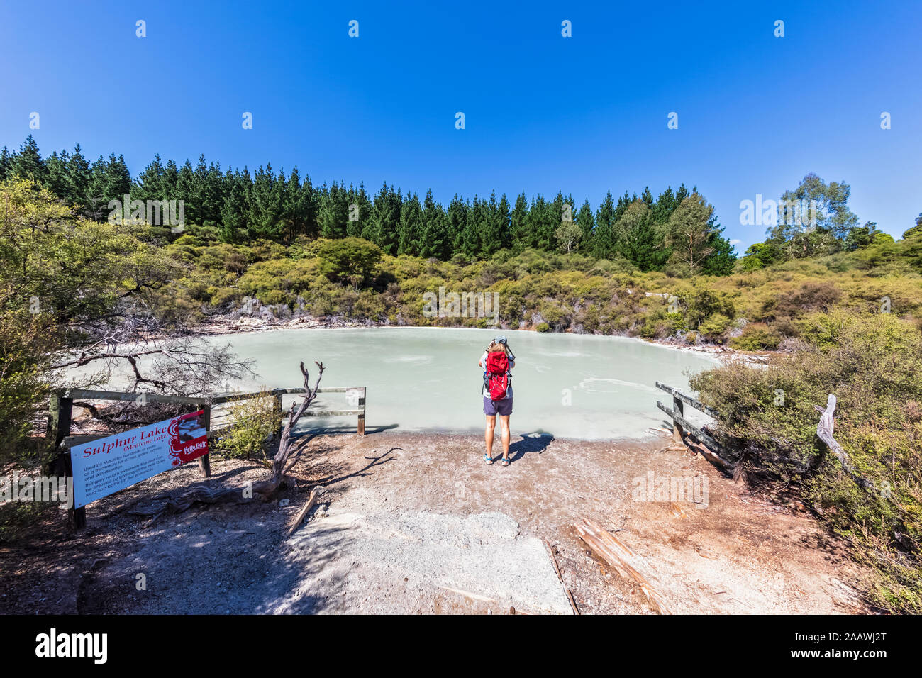 Weibliche Touristen Schwefel See, Hell's Gate, Tikitere, Rotorua, North Island, Neuseeland Stockfoto