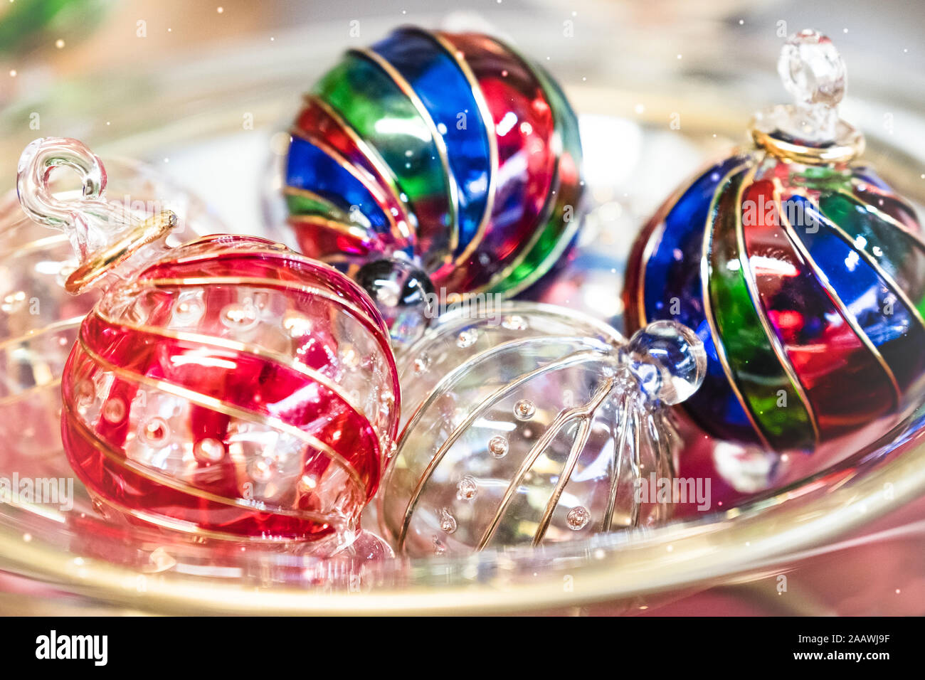 Mundgeblasenes Christbaum Christbaumkugeln aus Glas zum Verkauf an der Waddesdon Manor Weihnachtsmarkt. Stockfoto