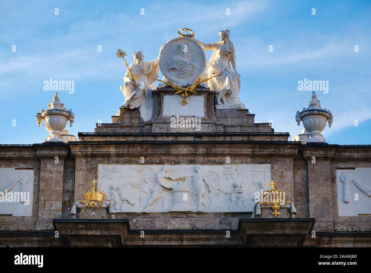 Statuen auf der Triumphbogen gegen Sky in Innsbruck, Österreich Stockfoto