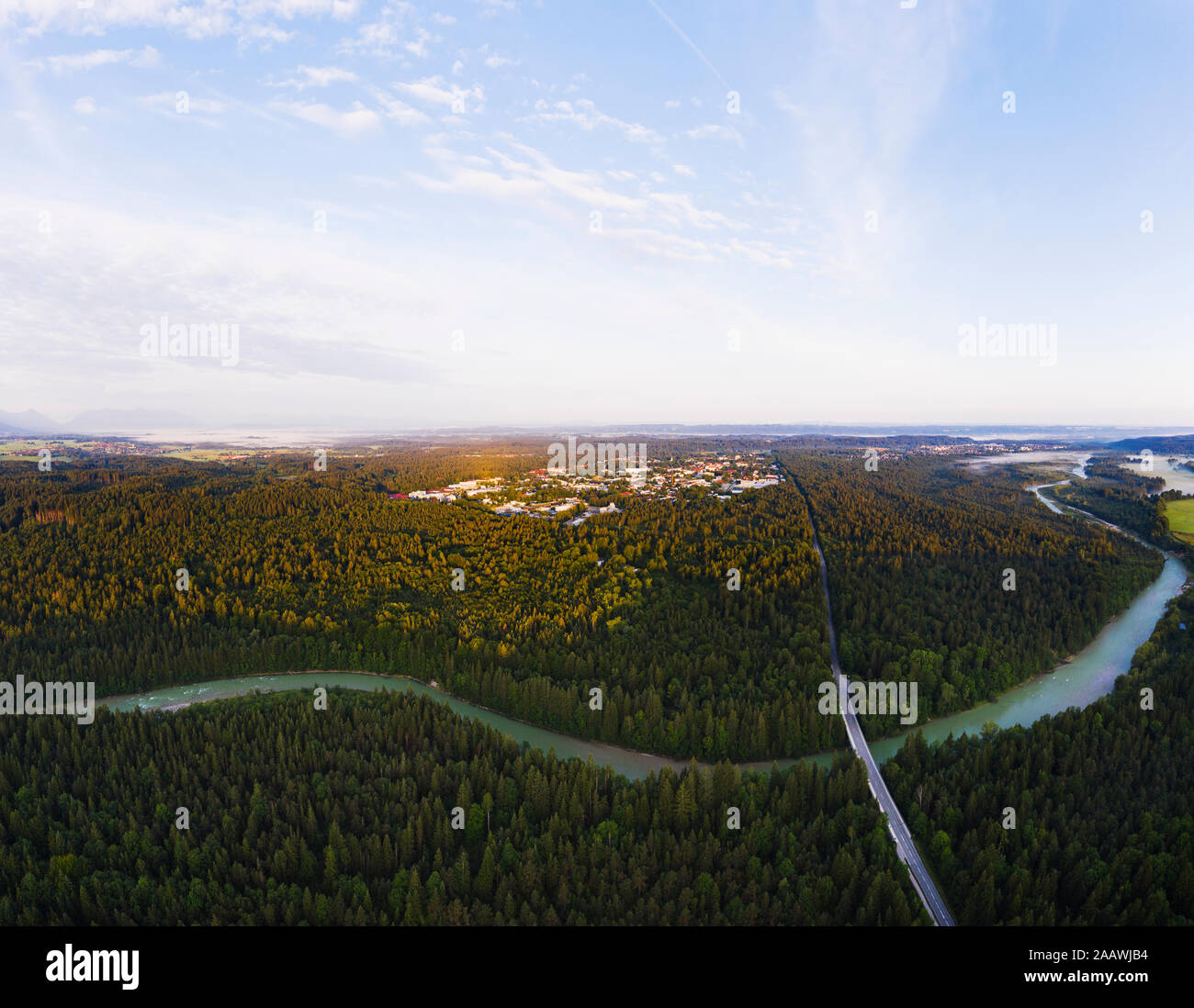 Anzeigen von Geretsried und Isar mit Tattenkofen Brücke, Naturschutzgebiet Isarauen, Oberbayern, Bayern, Deutschland Stockfoto