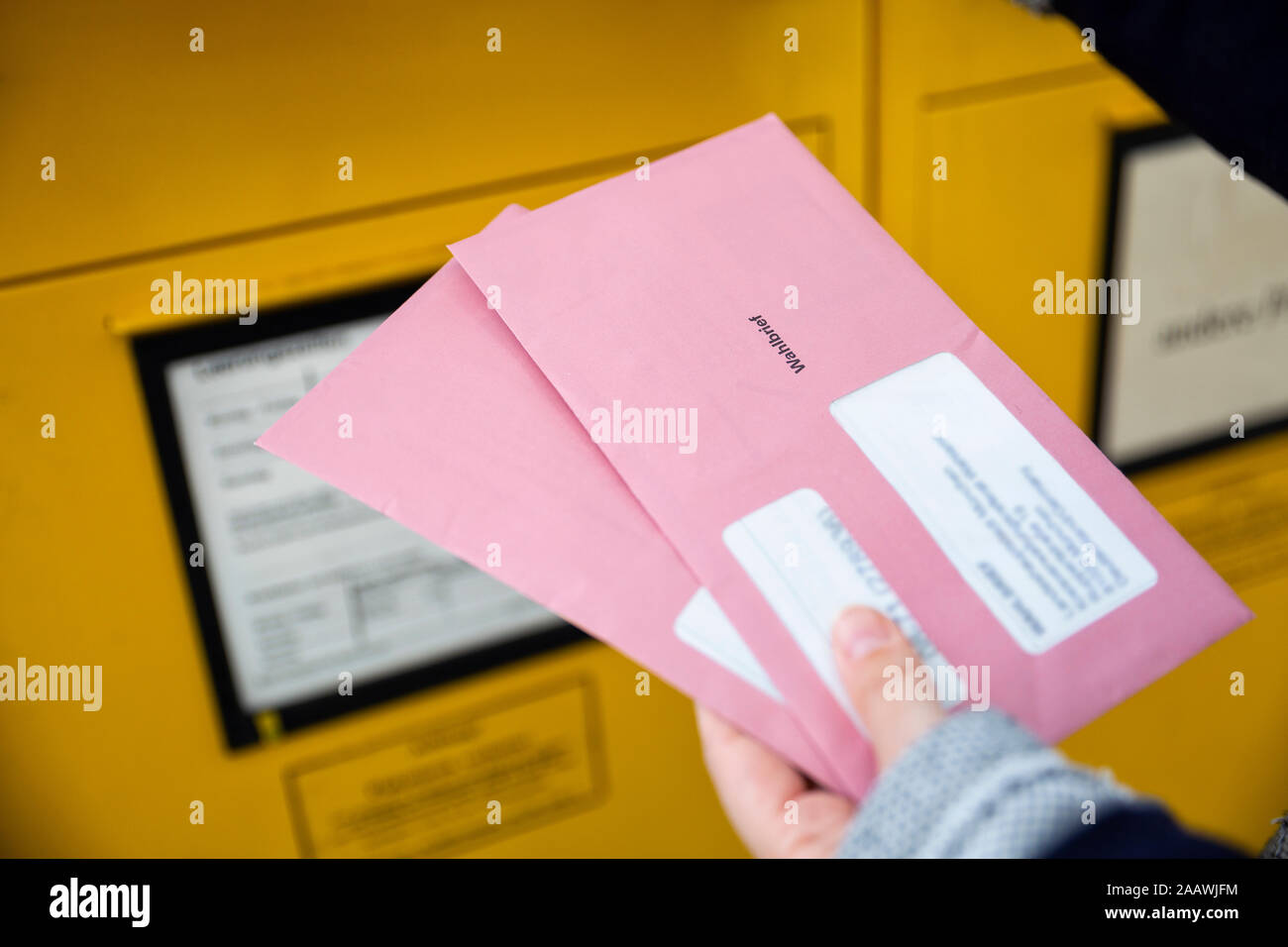 Kurfürst Holding documtents Für die Briefwahl vor der Mailbox Stockfoto