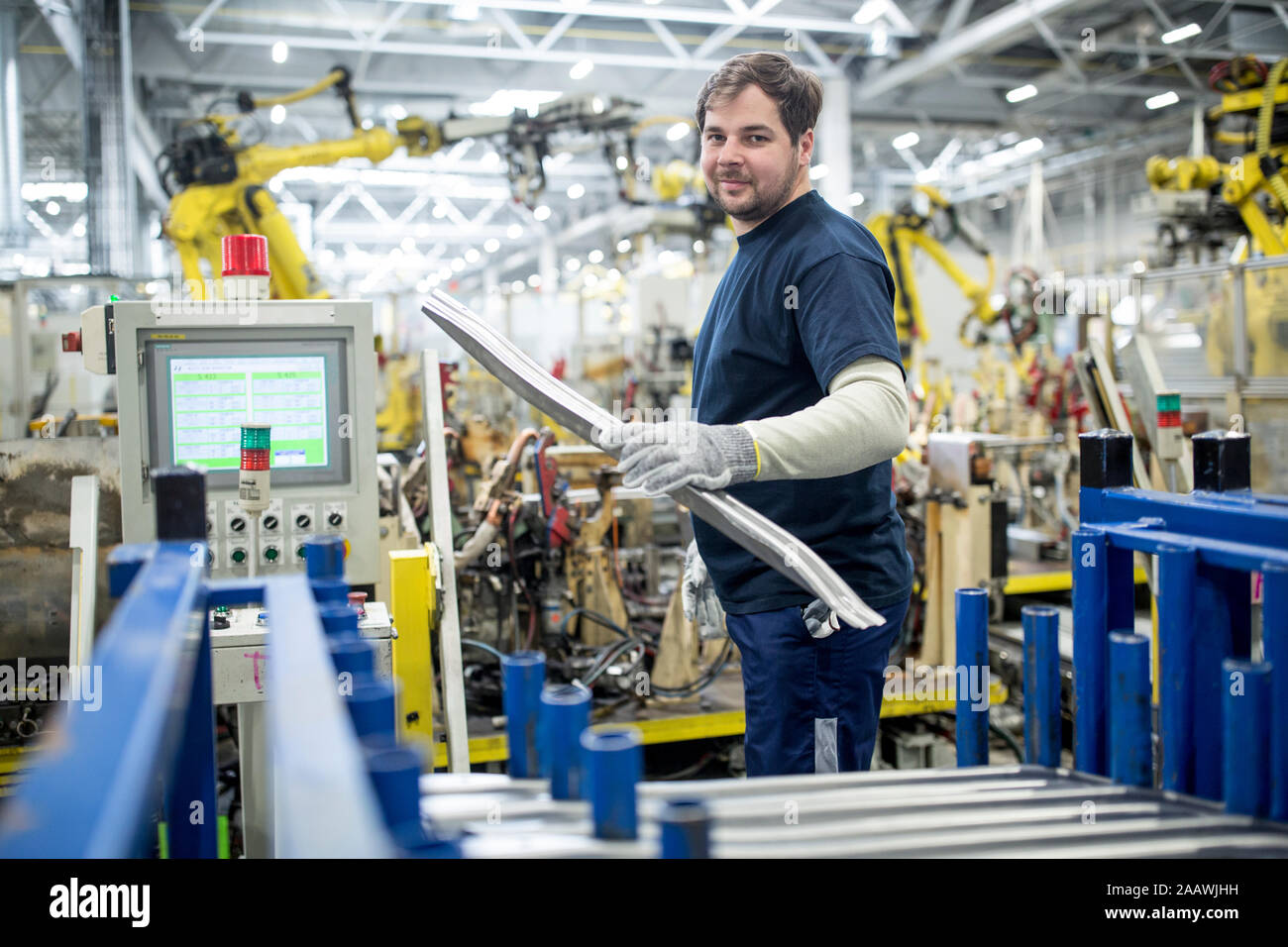 Portrait von zuversichtlich, dass man in einer modernen Fabrik arbeiten Stockfoto