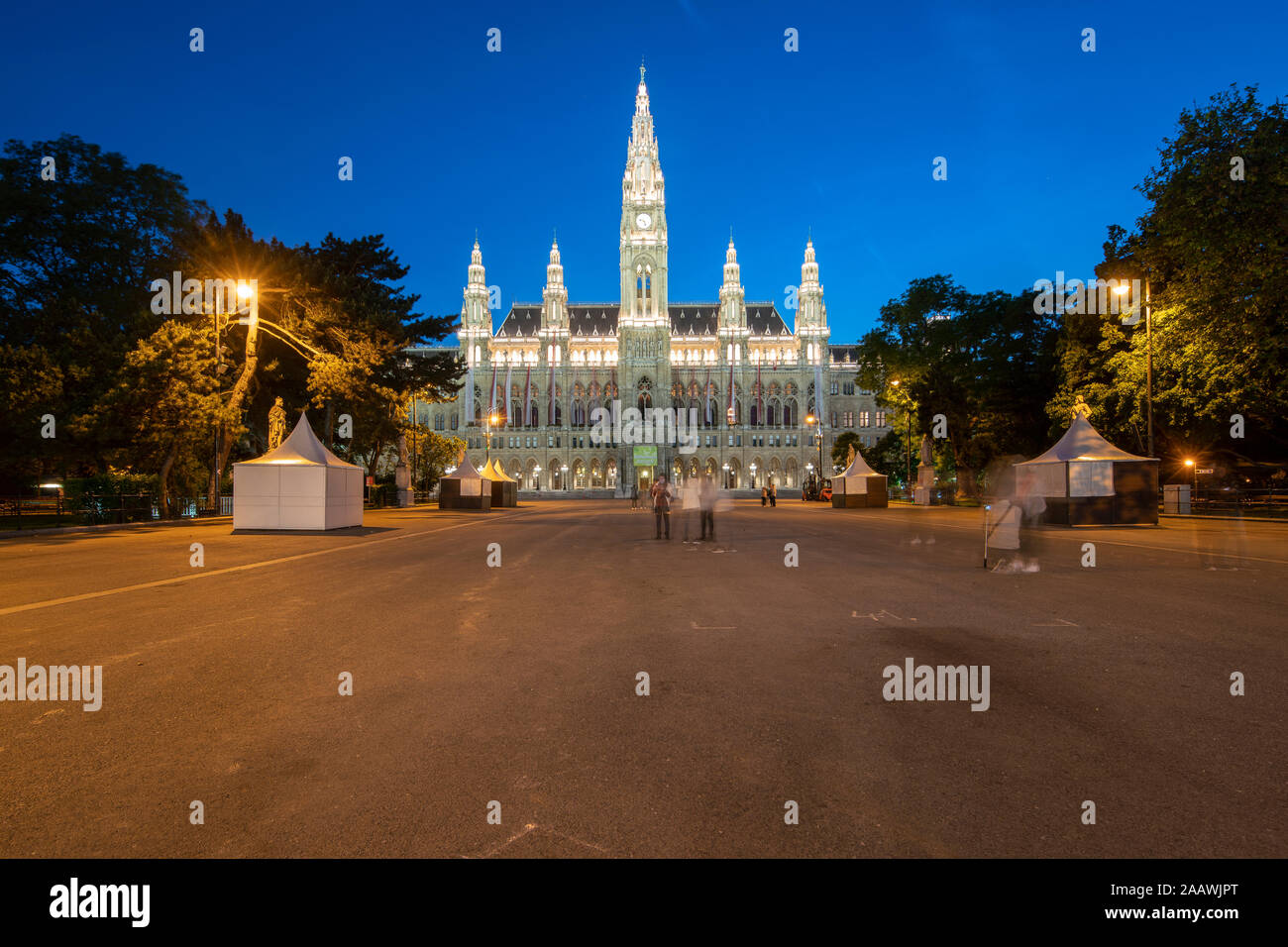 Wiener Rathaus gegen Himmel bei Nacht, Österreich Stockfoto