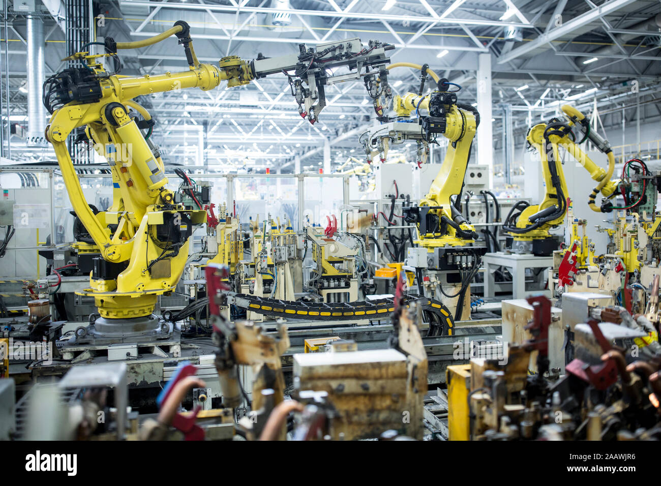 Industrieroboter in einer Autofabrik Stockfoto