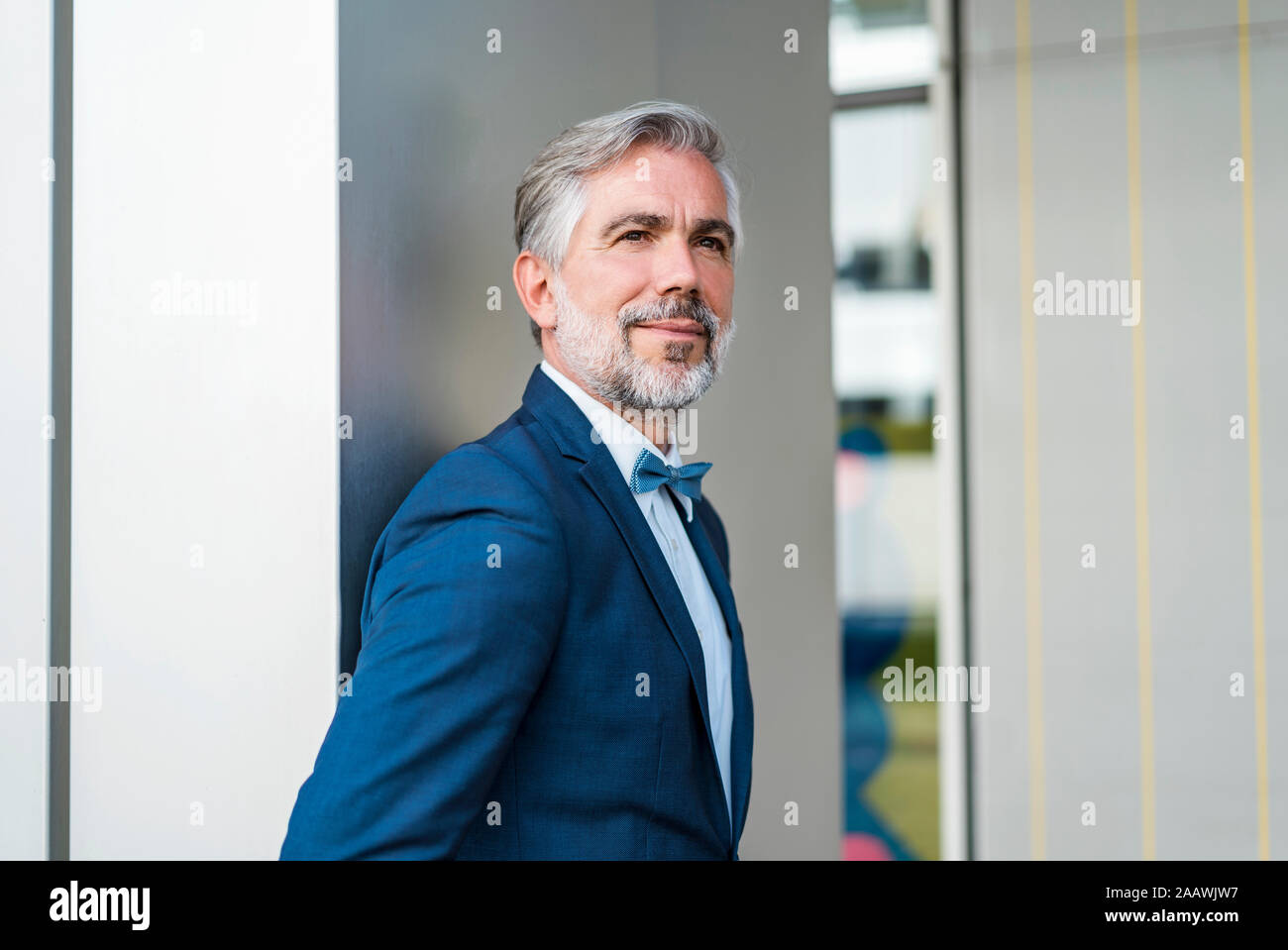 Portrait von eleganten Reife Geschäftsmann im Freien Stockfoto