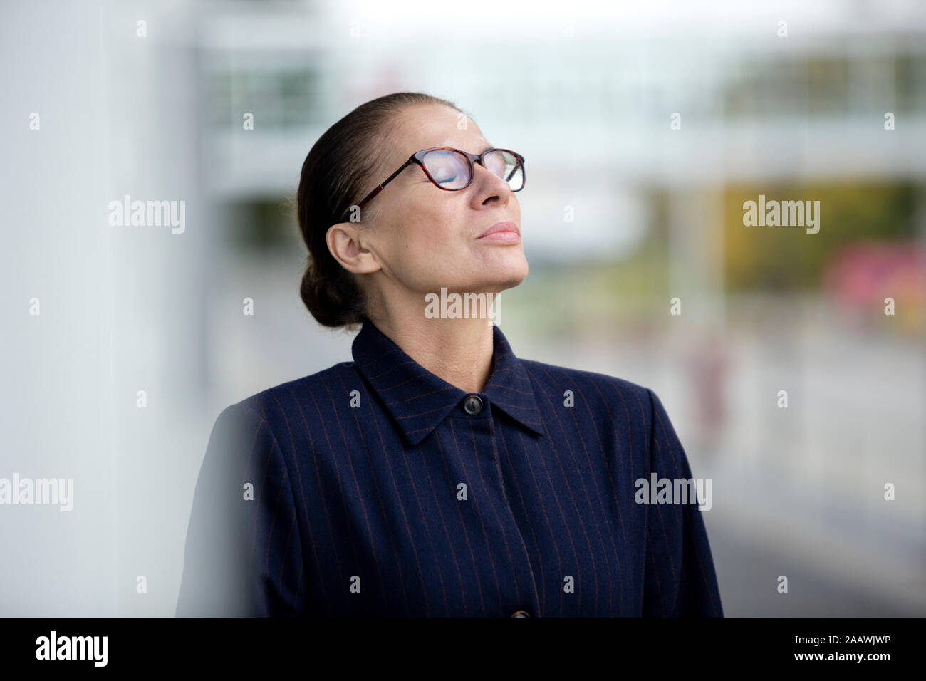 Porträt einer Frau mit Brille outddors Stockfoto