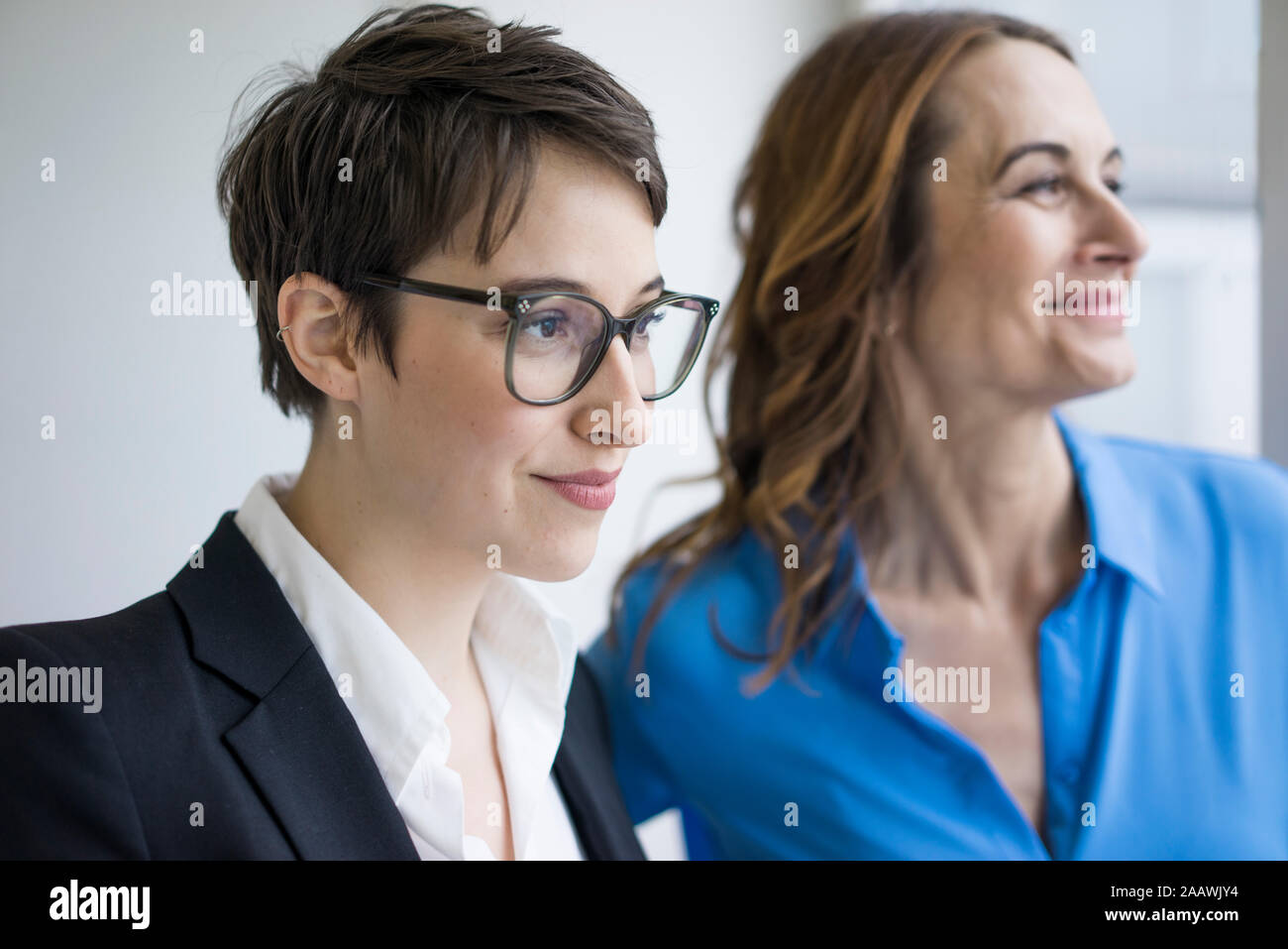 Porträt von zwei zuversichtlich Geschäftsfrauen Stockfoto