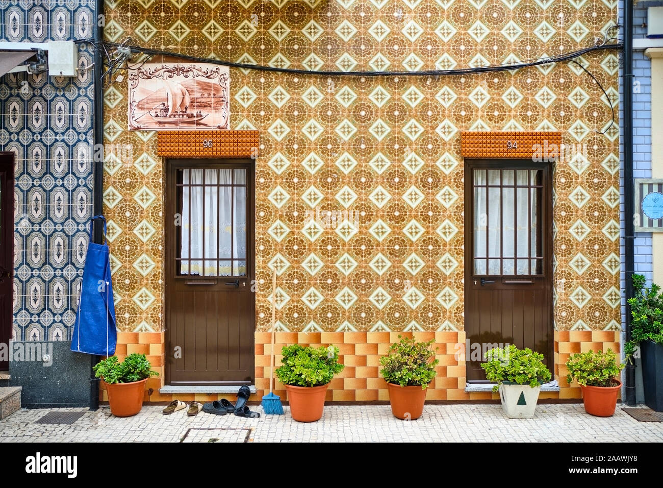 Portugal, Porto, Afurada, Frontansicht einzigartige Haus Fassade auf friedlicher Tag Stockfoto