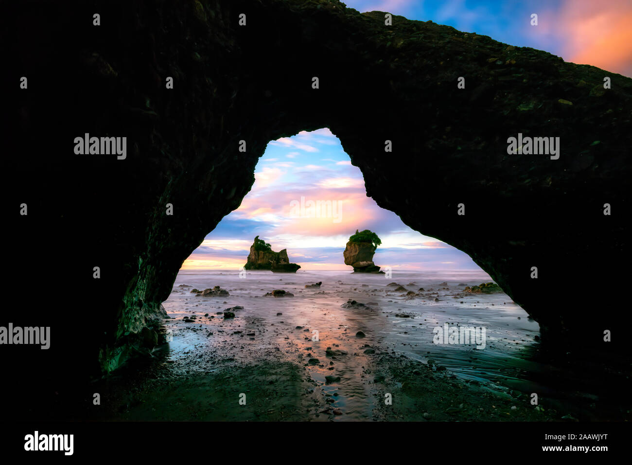 Neuseeland, Südinsel, Motukiekie Strand Meer Stapel durch natürliche Arch gesehen Stockfoto