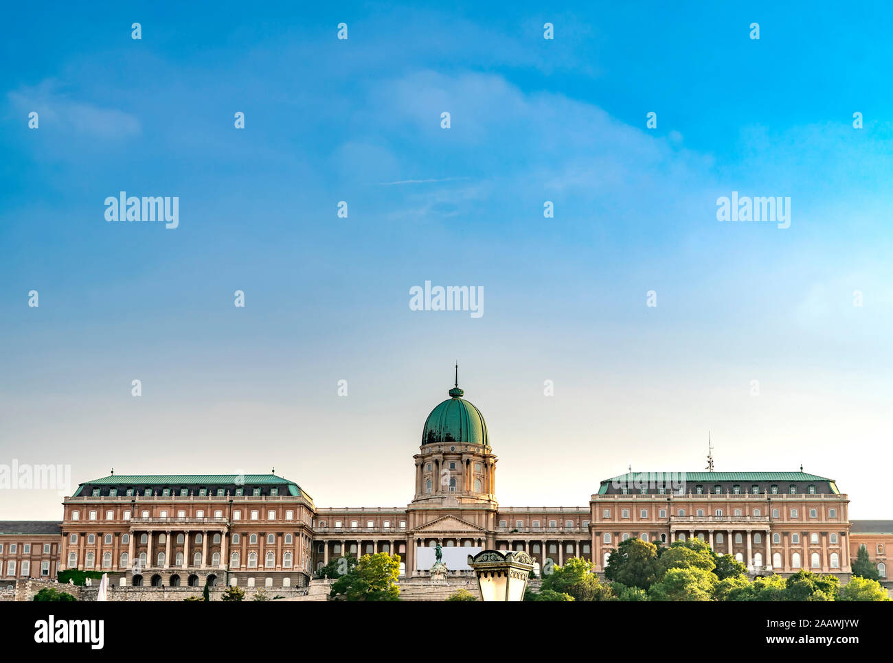Low Angle View der Königlichen Palast von Buda gegen Himmel in Budapest, Ungarn Stockfoto