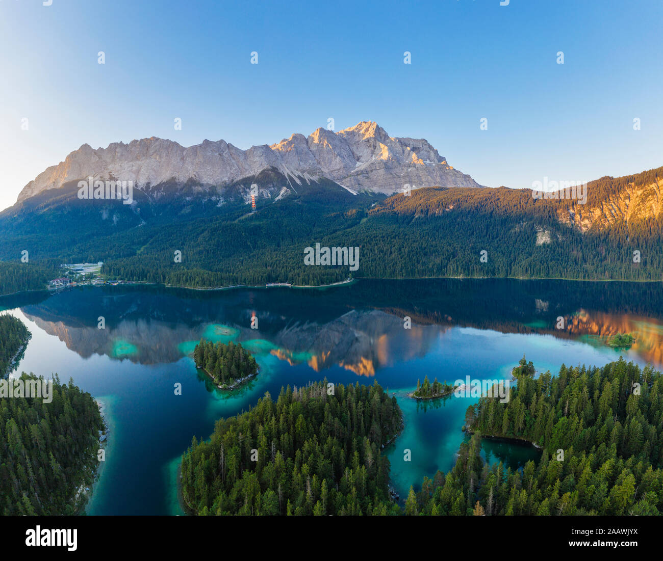 Malerischer Blick auf Wetterstein und Zugspitze gegen klarer Himmel, Grainau, Werdenfelser Land, Oberbayern, Bayern, Deutschland Stockfoto