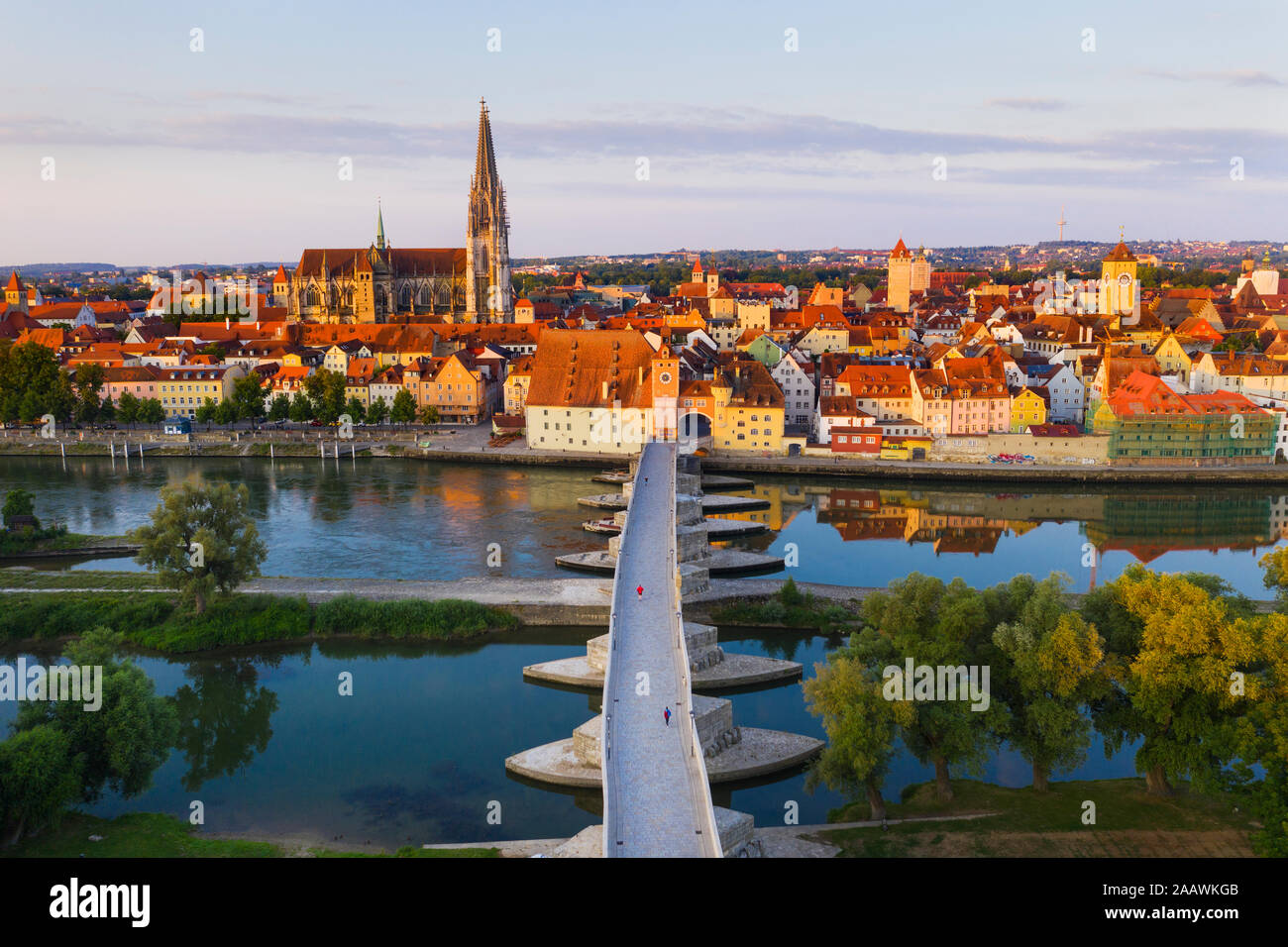 Luftaufnahme der Steinbrücke über die Donau in Regensburg, Bayern, Deutschland Stockfoto