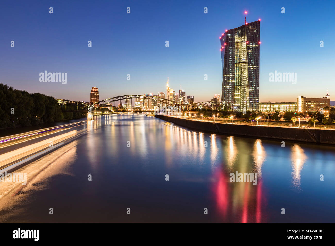 Fluss in beleuchtete Stadt gegen den blauen Himmel in der Nacht in Frankfurt, Deutschland Stockfoto