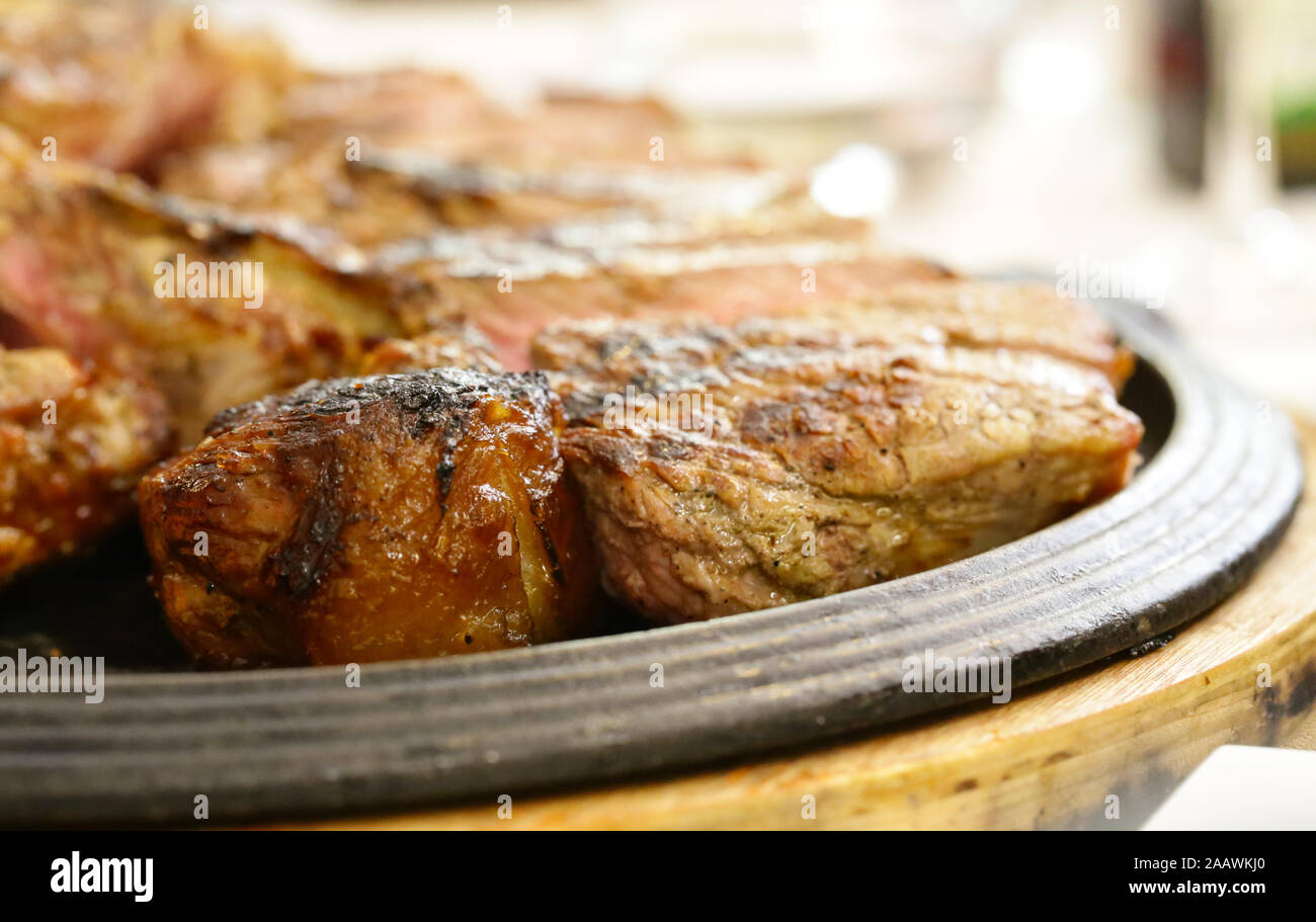 Großen Florentiner Steak gebratenes Fleisch in der Pfanne Stockfoto