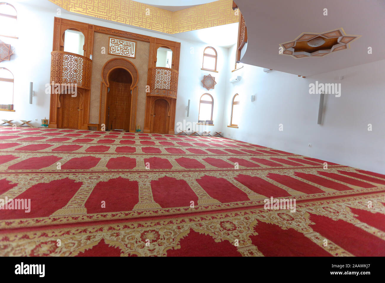 Omer ibn Hattab Moschee in Sarajewo, Bosnien und Herzegowina, Interieur, Dezember 2015. Stockfoto