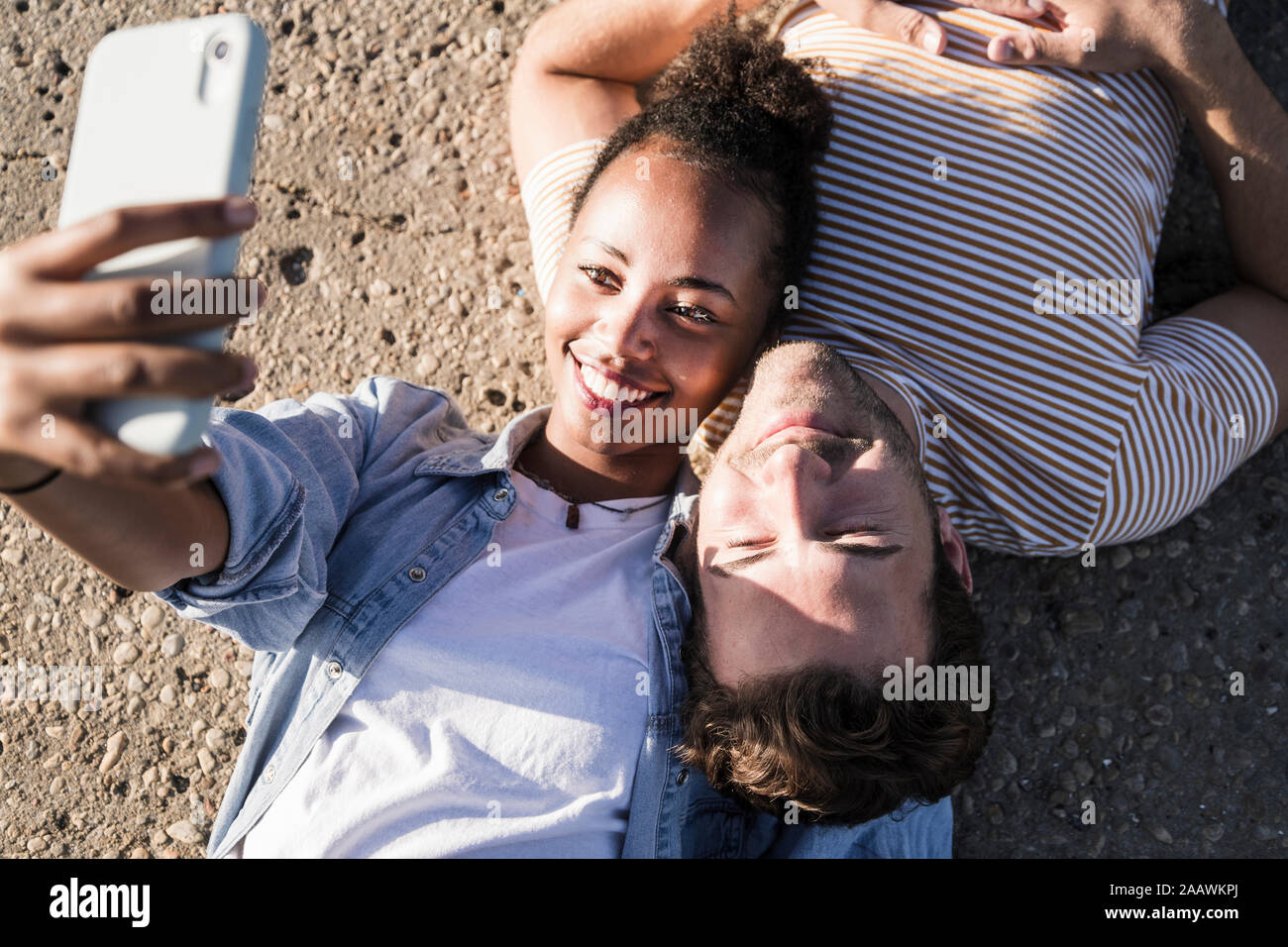 Glückliches junges Paar liegen auf Betonboden eine selfie Stockfoto