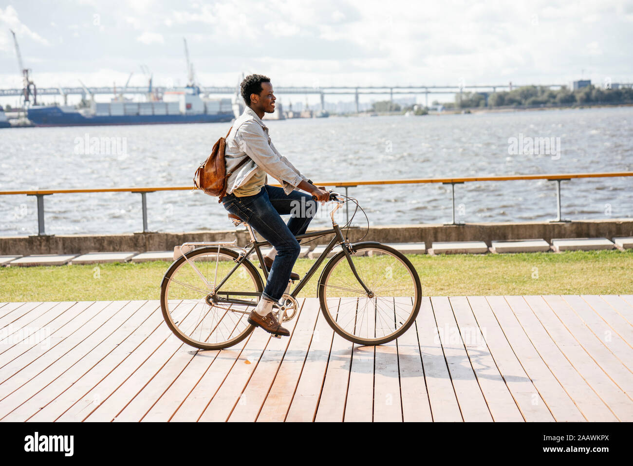 Junger Mann reiten Fahrrad am Meer Stockfoto