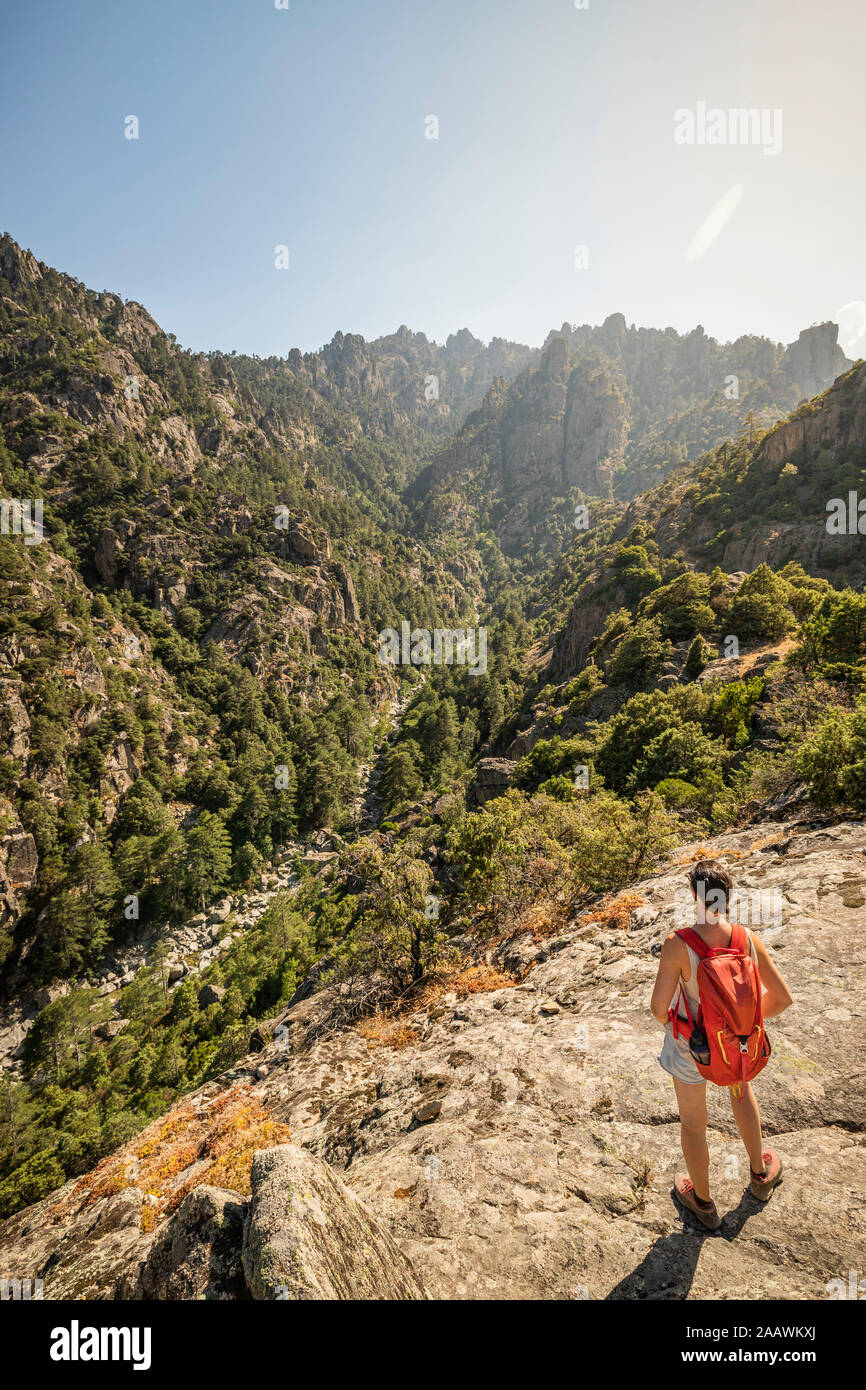 Weibliche Wanderer während der Wanderung, Haute-Corse, Korsika, Frankreich Stockfoto