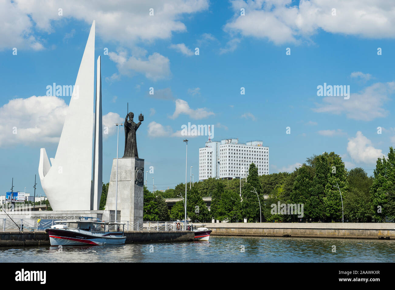 Denkmal Pioniere der Eroberung des Atlantiks gegen Himmel, Kaliningrad, Russland Stockfoto