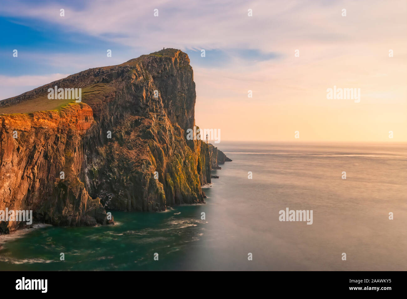 Neist Point Lighthouse vom Meer bei Sonnenuntergang, Waterstein, Isle of Skye, Highlands, Schottland, UK Stockfoto