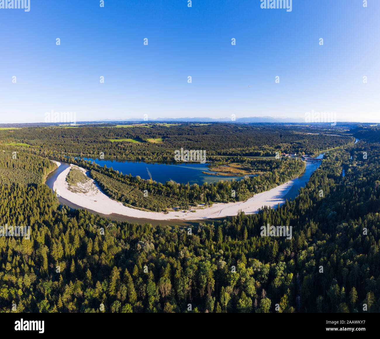 Deutschland, Oberbayern, Icking, Luftaufnahme des Ickinger Weiher von weiten grünen Wald umgeben Stockfoto
