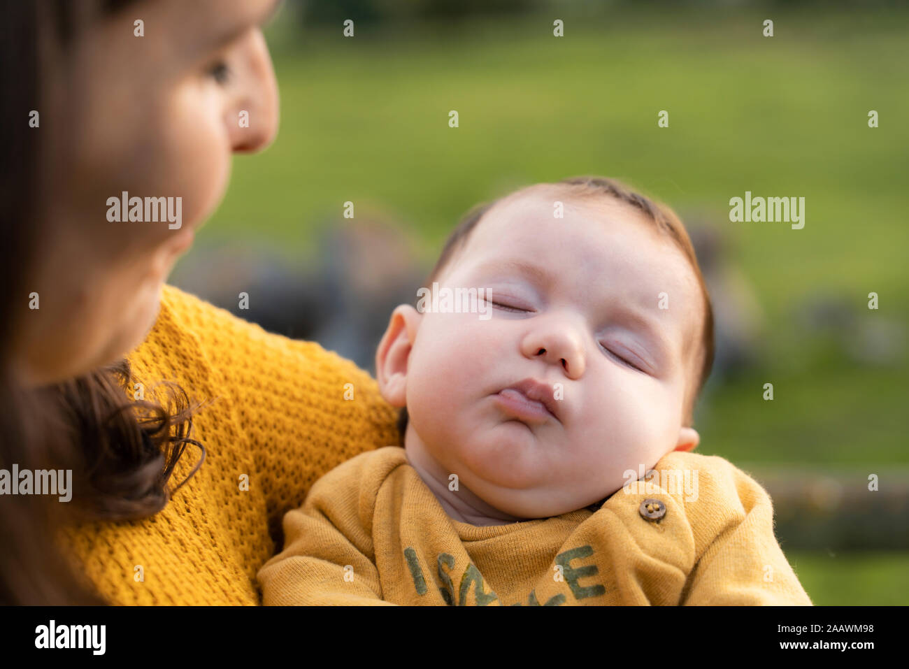 Portrait von Baby Mädchen schlafen auf den Armen der Mutter Stockfoto