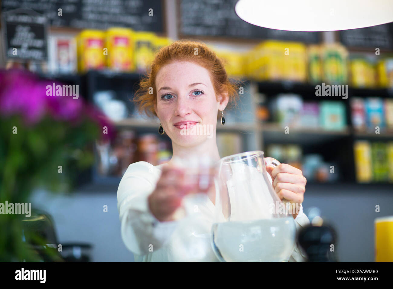 Junge Frau im Coffee Shop, ein Glas Wasser Stockfoto