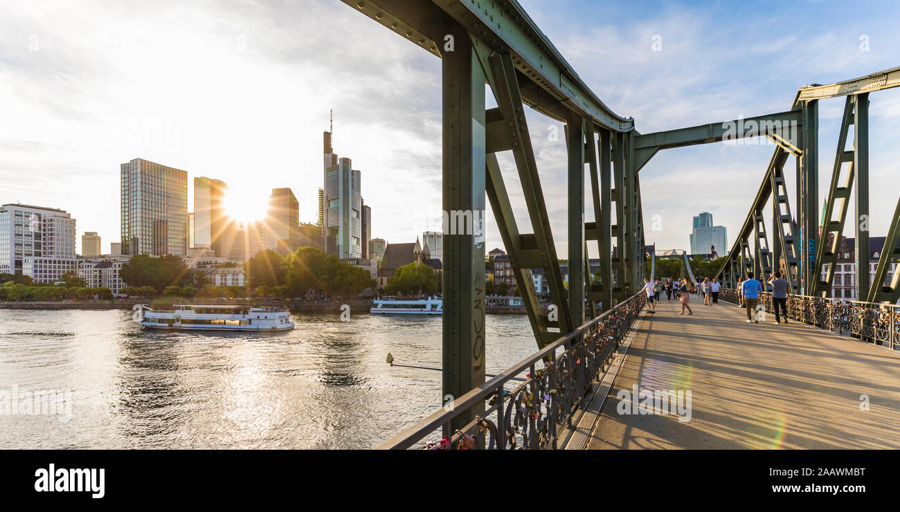 Menschen auf Eiserner Steg Brücke über den Fluss in Frankfurt, Deutschland Stockfoto