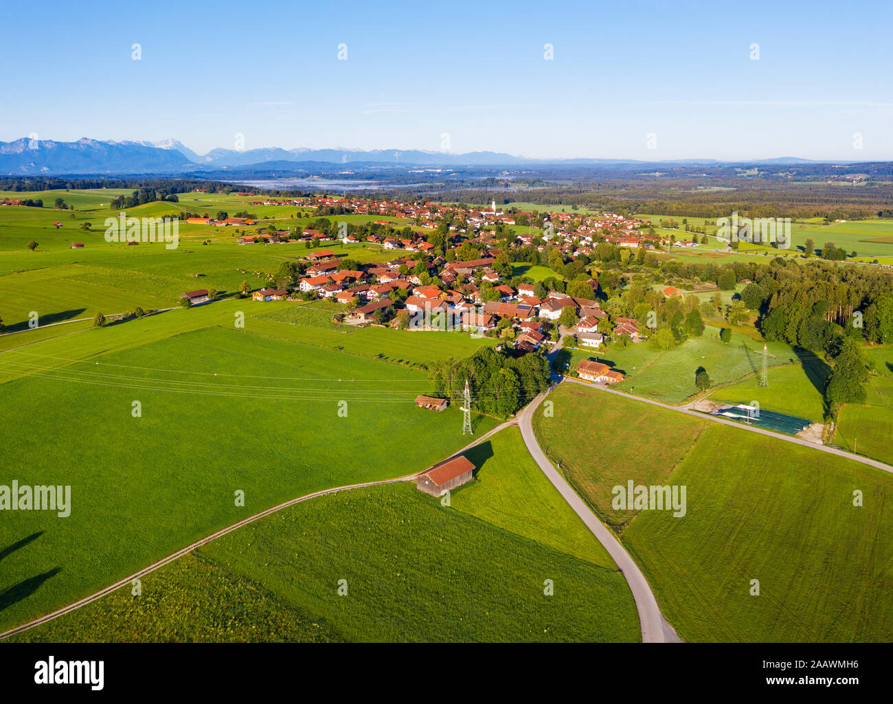 Luftaufnahme von Landschaft in Königsdorf mit alpinen Kette im Hintergrund, Tölzer Land, Oberbayern, Bayern, Deutschland Stockfoto