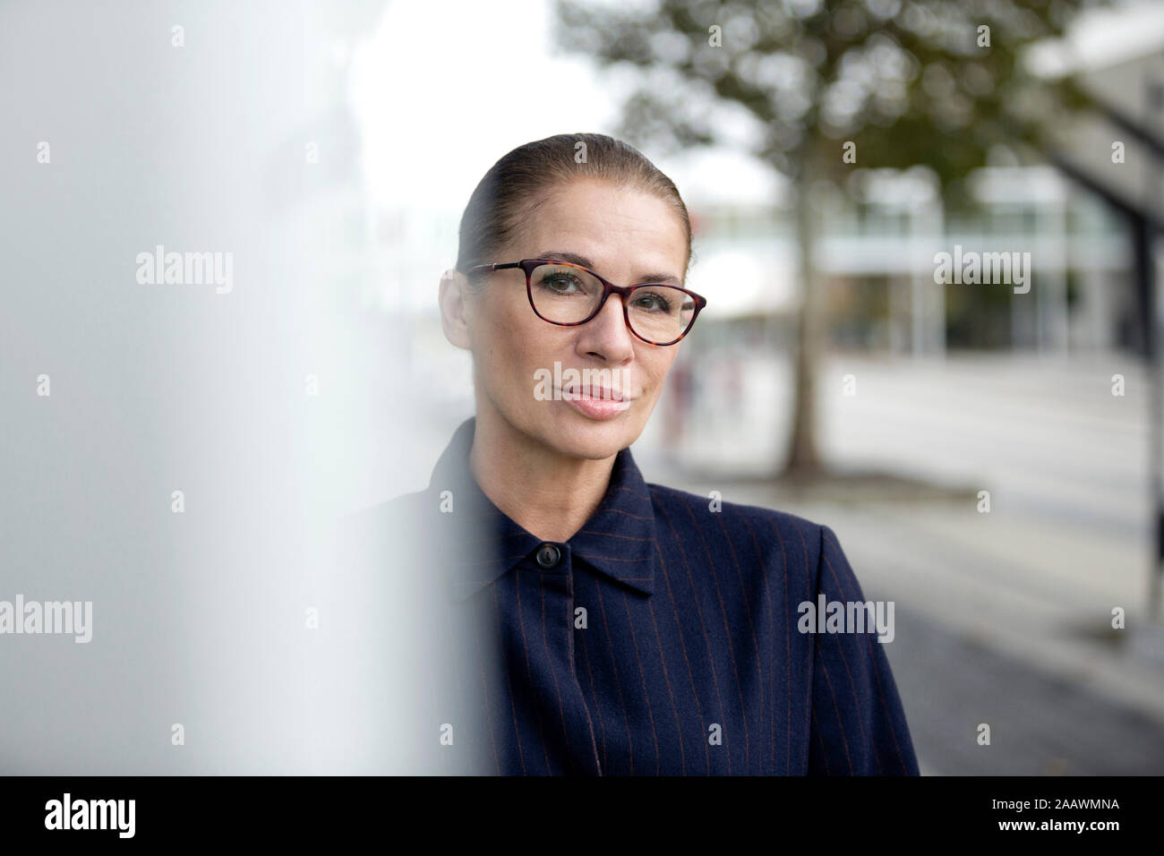 Porträt einer Frau mit Brille outddors Stockfoto