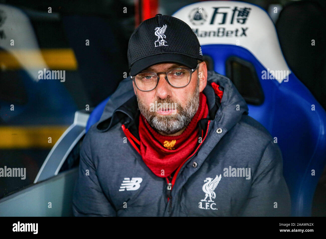 London, Großbritannien. 23 Nov, 2019. Jürgen Klopp Krippe von Liverpool in der Premier League Match zwischen Crystal Palace und Liverpool an Selhurst Park, London, England. Foto von Tom Smeeth. Nur die redaktionelle Nutzung, eine Lizenz für die gewerbliche Nutzung erforderlich. Keine Verwendung in Wetten, Spiele oder einer einzelnen Verein/Liga/player Publikationen. Credit: UK Sport Pics Ltd/Alamy leben Nachrichten Stockfoto