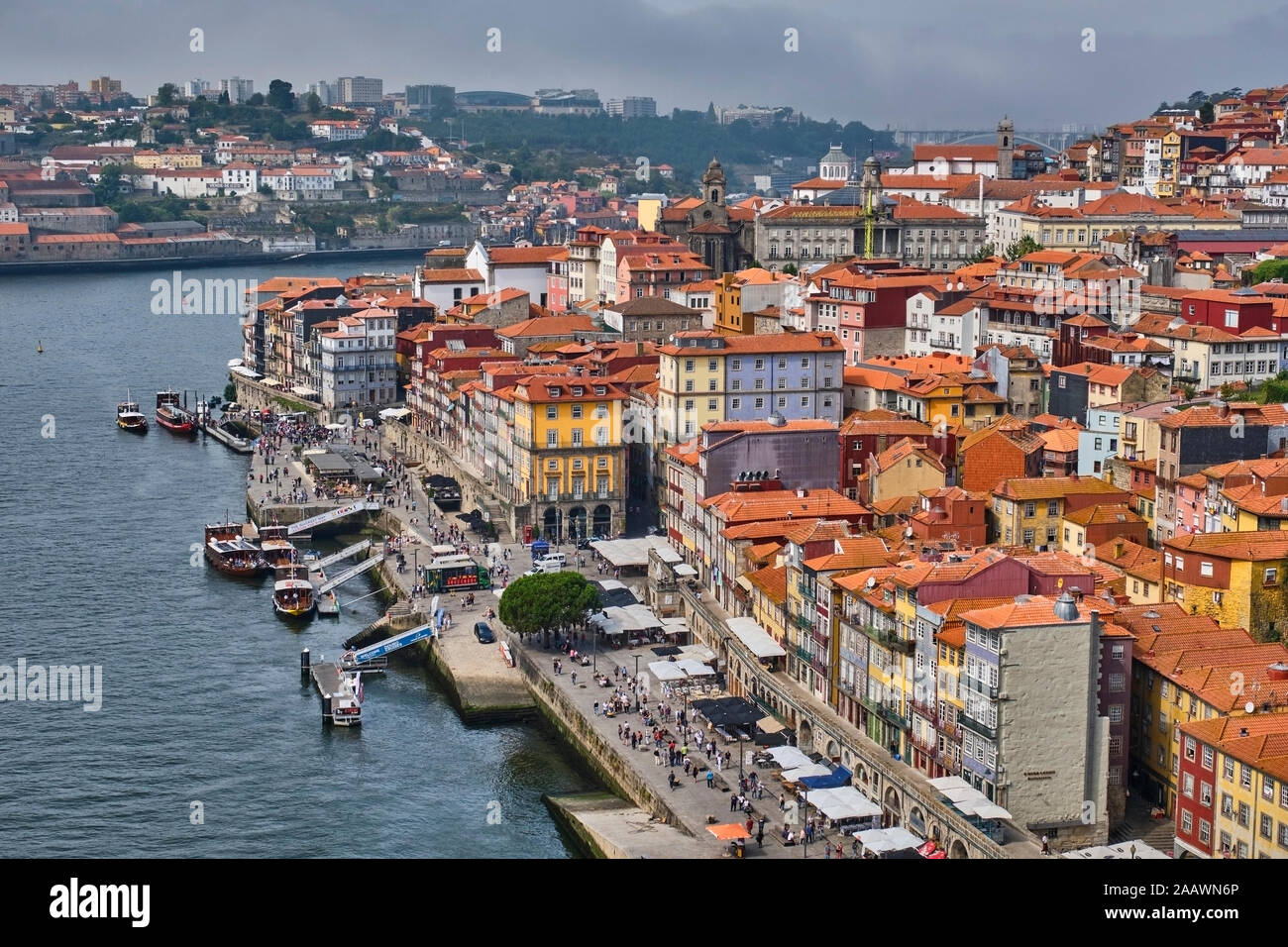 Portugal, Porto, Flusskreuzfahrten auf dem Douro und Waterfront City von oben gesehen Stockfoto